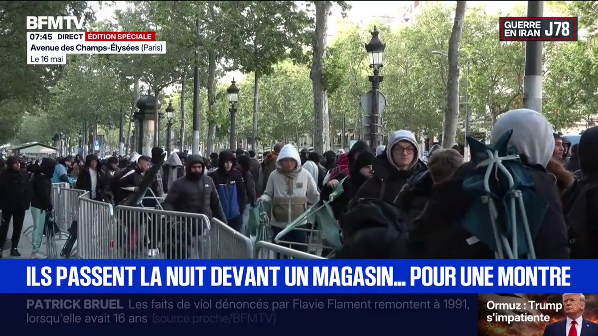 Des centaines de personnes font la queue devant le magasin Swatch sur les Champs-Élysées pour obtenir la montre Royal Pop