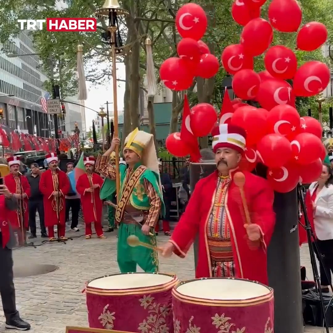 🇹🇷 New York'ta İletişim Başkanlığı koordinasyonundaki 43. Geleneksel Türk Günü Yürüyüşü'nde mehter gösterisi düzenlendi.