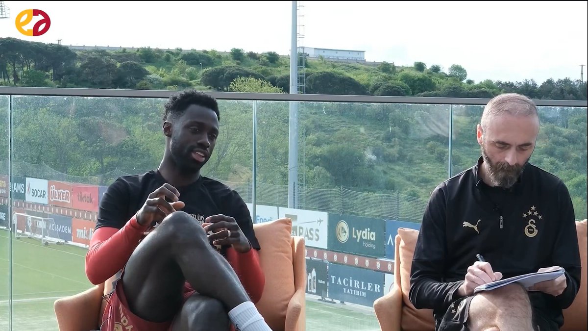 Soru: "Fenerbahçe maçında Kerem Aktürkoğlu ile olan mücadelesinde bir meydan okumaydı. Vermek istediği mesaj neydi?" (Eski Açık) Davinson Sanchez: "Orada bir mesaj yoktu. Türkiye'de çok tutkulu izleniyor anlıyorum. Tüm rakiplere karşı böyle davranıyorum aslında. Başka takımda oynuyor diye bu insan benim düşmanım değil. Tüm oyuncular arkadaşım ki kendisiyle burada beraber oynadık, birbirimize bir şeyler katıp öğrendik. O ya da başkası için tavrım net. O an keyif aldım bile diyemem. Herkese saygım var. Birbirimize saygı duymalıyız."