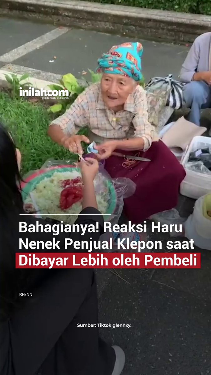 Momen sederhana yang menghangatkan hati datang dari Malang. Seorang nenek penjual klepon tampak haru saat dagangannya dibayar lebih oleh seorang pembeli. Dengan suara lirih, ia terus mengucapkan terima kasih atas kebaikan kecil yang diterimanya. Bukan soal besar nominalnya, tetapi perhatian dan kepedulian sederhana seperti ini yang mampu memberi kebahagiaan begitu berarti bagi para pedagang kecil. Semoga kebaikan selalu menemukan jalannya kembali kepada orang-orang baik.