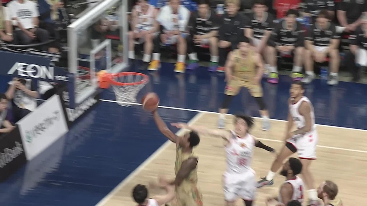 宙を歩くヴィック・ロー🚶🪽 Vic Law 琉球ゴールデンキングス公式 📡バスケットLIVEで生配信中 #Bリーグ #りそなグループ #Bリーグチャンピオンシップ
