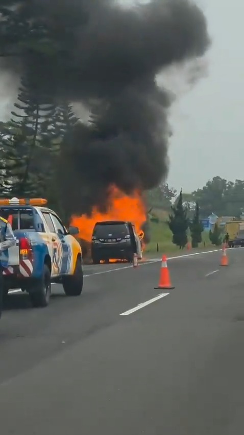 Kendaraan terbakar di Km 88 Cipularang arah Bandung. Siang tadi. Mobil apa tuh?