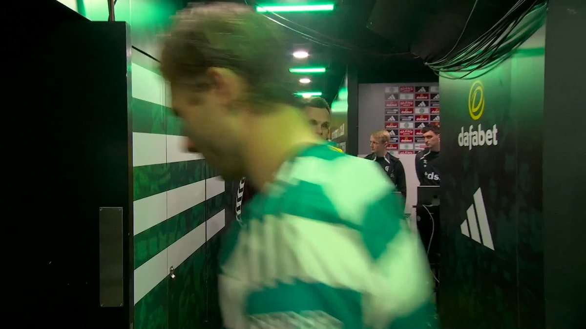 🔊 LISTEN TO THAT NOISE! The teams are out in Glasgow's East End for Celtic vs Hearts ⚔️