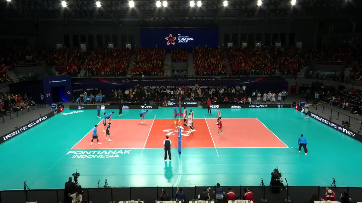 #AVCChampionsLeague 🏆: WHO WILL COMPLETE THE FINALS MATCHUP? 👀 Hyundai Capital Skywalkers 🇰🇷 and Jakarta Bhayangkara 🇮🇩 open the match with a long rally that had everything 🔥! 📺 LIVE NOW on VBTV: 🏐 #Volleyball