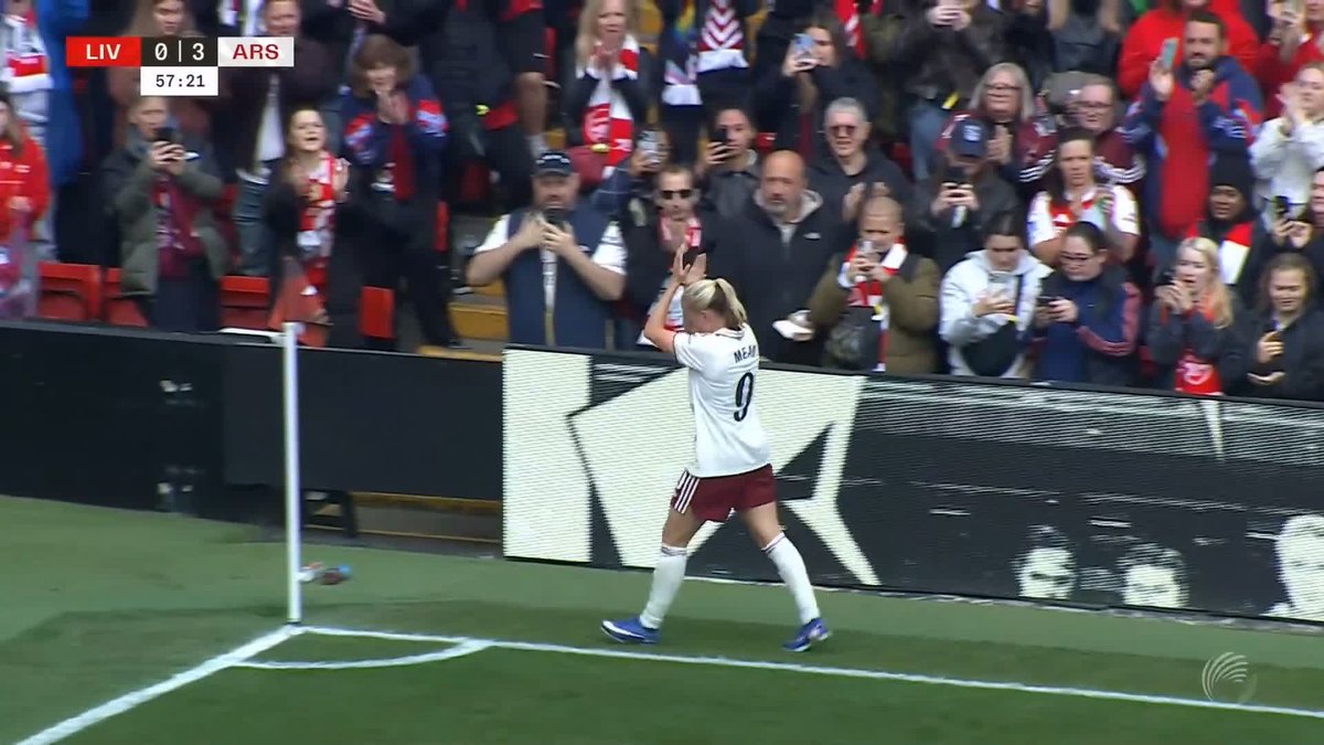 Beth Mead leaves the pitch for the final time as an Arsenal player ❤️