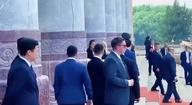 网传一段“好角度”现场视频：习特会结束后，川普离开人民大会堂时，有人近距离拍下了美国总统上车全过程。川普登车后，还隔着车窗挥手致意。 现场有两辆几乎一模一样的“野兽”，川普会临时随机选择其中一辆乘坐，以增加安保和反侦察难度。