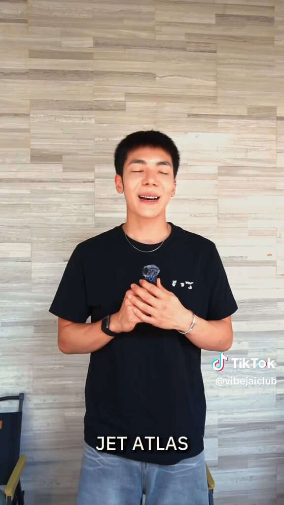 การบอกชอบของแอทลาส💕 พี่เจ็ท - ชอบนะครับ พี่จู - ชอบหนูนะ น้องแทด - ชอบนะคะ เออร์วิน - ชอบนะครับ ชอบมานานแล้ว พี่พูม - ชอบนะครับ ไนซ์ - เราคิดว่าเราแอบชอบเธอนะ ตามคาแรกเตอร์สุดๆ 5555555555555555 #ATLAS_th #ATLASth