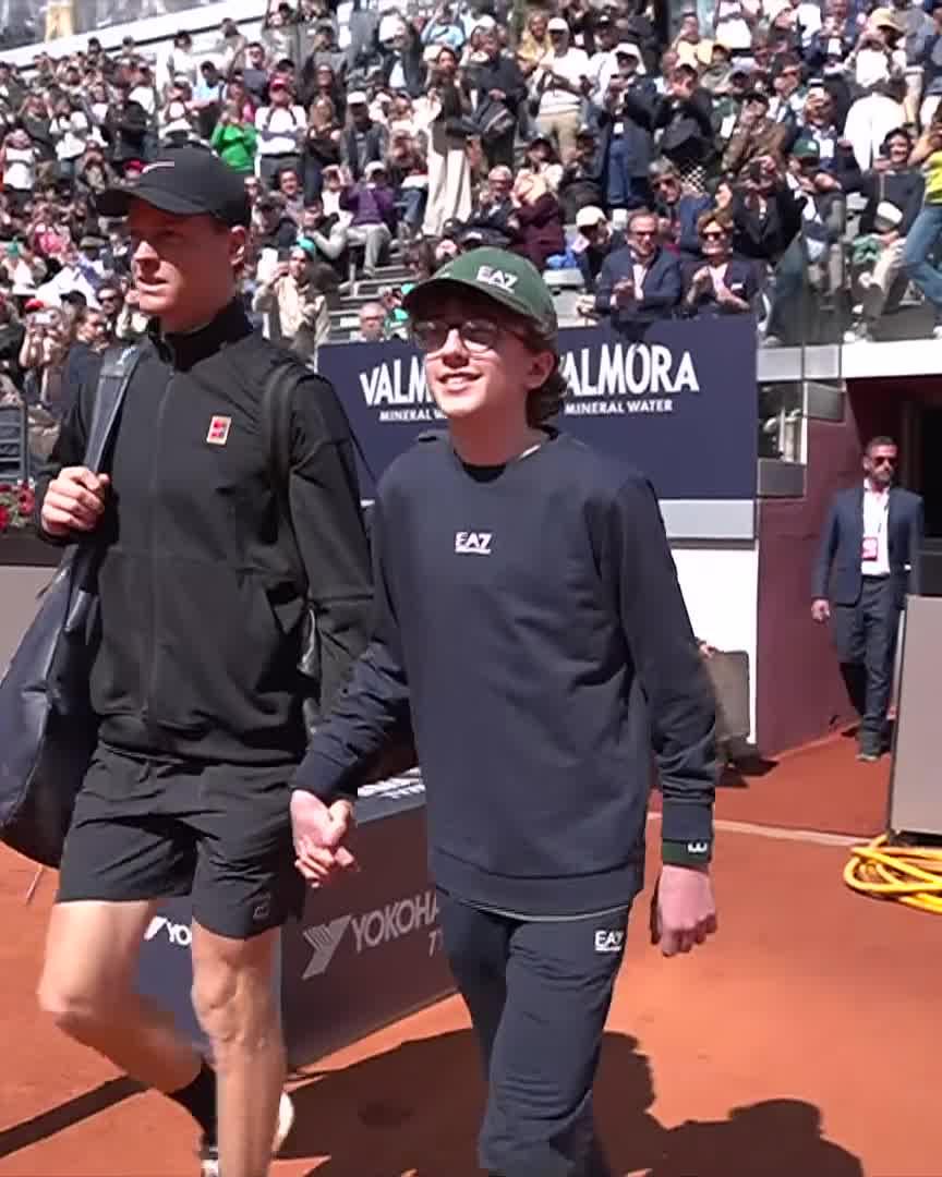 We’re back ☀️ After last night’s rain delay, Sinner and Medvedev are on court to conclude their semi-final clash #IBI26