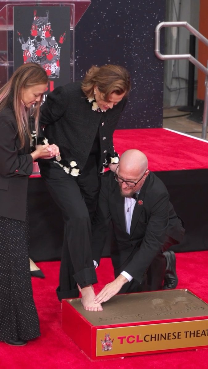 Feet first! 👣 Sigourney Weaver tried hard to keep still during her hand and footprint ceremony at Hollywood’s TCL Chinese Theatre, where the ‘Alien’ and ‘Mandalorian’ actress, 76, cemented her place in Hollywood history ✨ 📽️: Getty #alien #mandalorian #ghostbusters