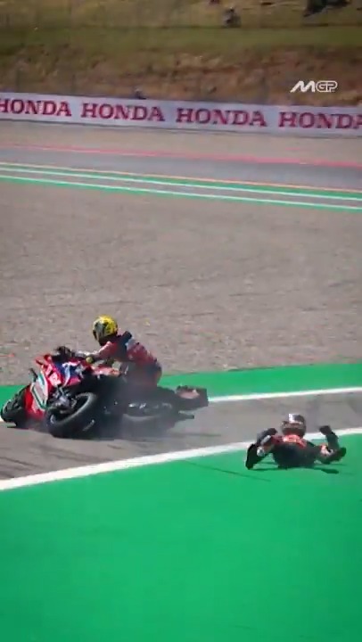 La mala suerte de Joan Mir es infinita. Sale bien, tiene que abrirse e irse largo para no comerse a Brad Binder. Fabio Di Giannantonio toca a Binder, que se cae... y se va directo al exterior, JUSTO donde estaba Mir.