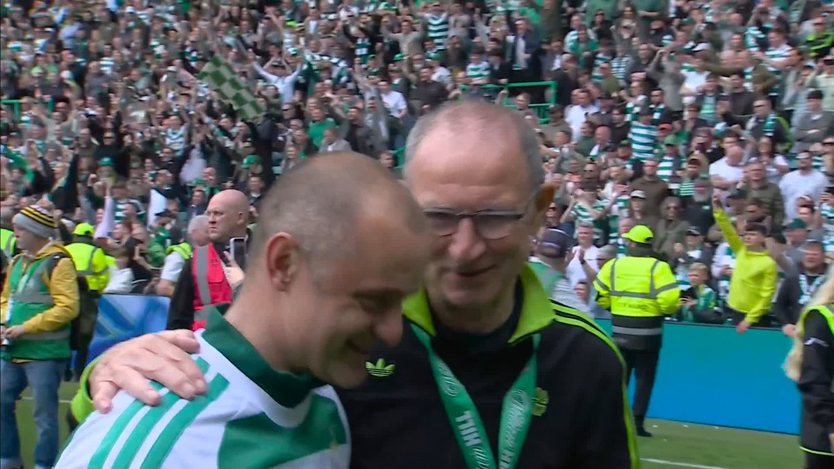 Martin O'Neill takes the acclaim of the Celtic support - but doesn't get too involved! 💚🤣