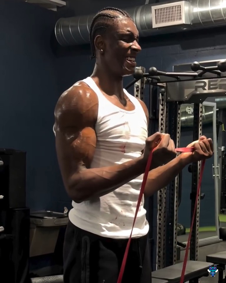 Moussa's gonna need a license for those... 💪 (📹 Moussa Diabaté)