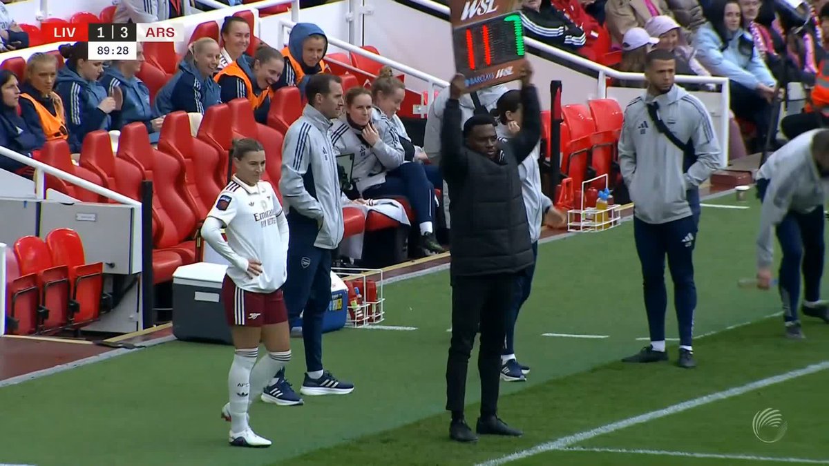 Katie McCabe leaves the pitch for the last time as an Arsenal player 💚 She captained the Gunners at Liverpool for her final appearance. The away end was littered with Irish flags 🇮🇪 She blew them a kiss as she was subbed off late on