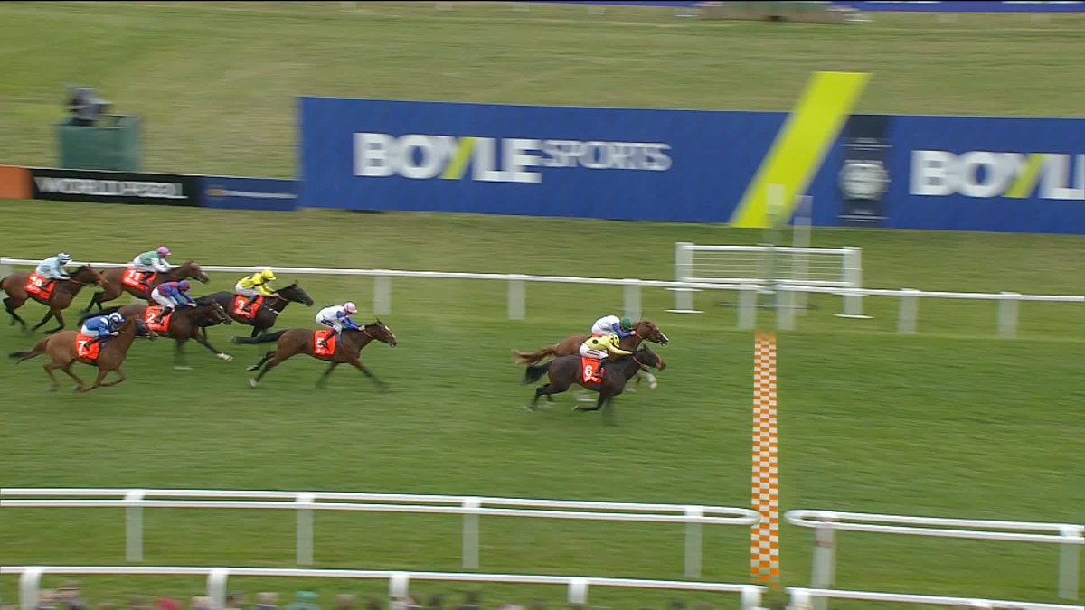 What a finish to our finale on Lockinge day! 🤩 Lost Boys wins Trade Nation London Gold Cup Handicap ! 🏆 #ITVRacing | Jason Watson | David Menuisier 🇬🇧🇫🇷🇪🇺🌍