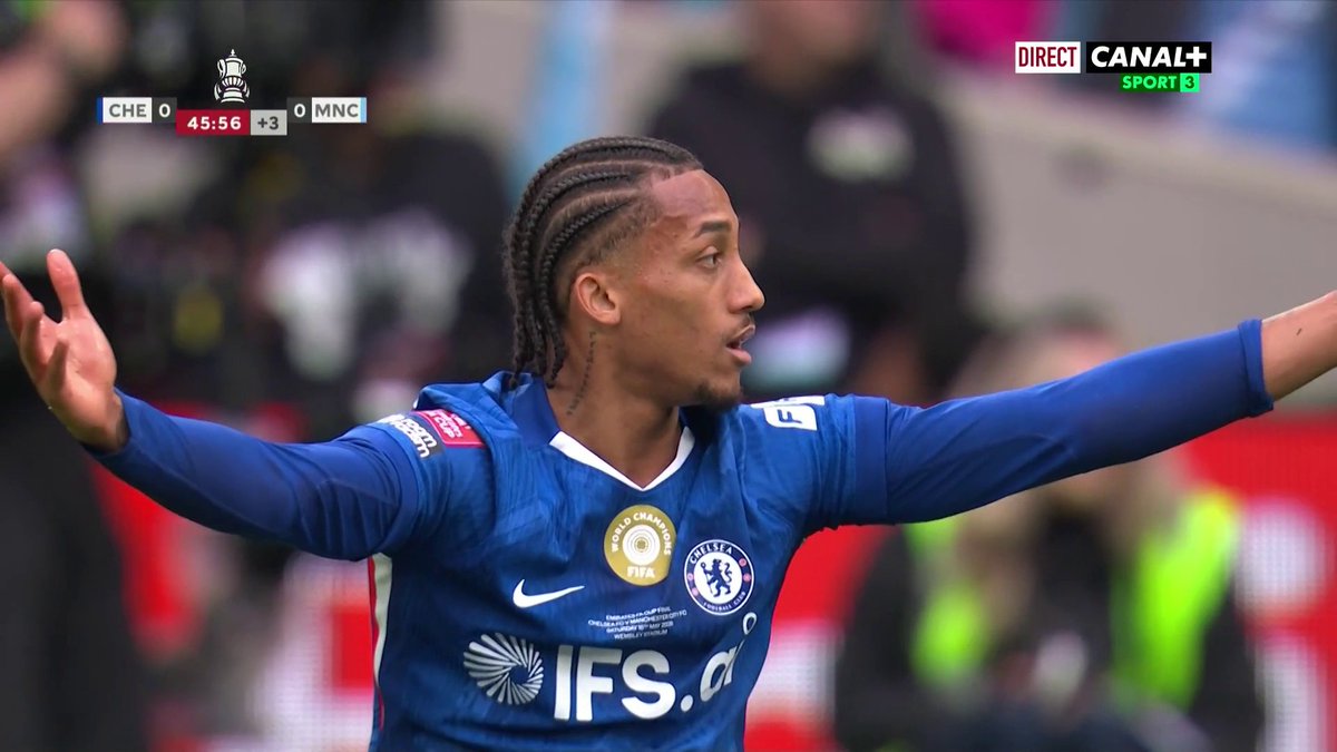 #PL 🏴 : Êtes-vous d’accord avec la décision de l'arbitre sur ce duel entre Khusanov et João Pedro ? 👁️🔎 Simple obstruction ou intervention totalement régulière selon vous ? 🤔💬