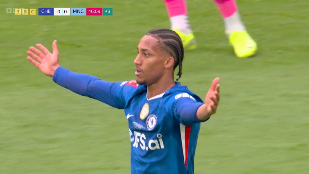 Chelsea wanted a penalty for this 😤 Abdukodir Khusanov on Joao Pedro 👇 Alan Shearer says no way ❌