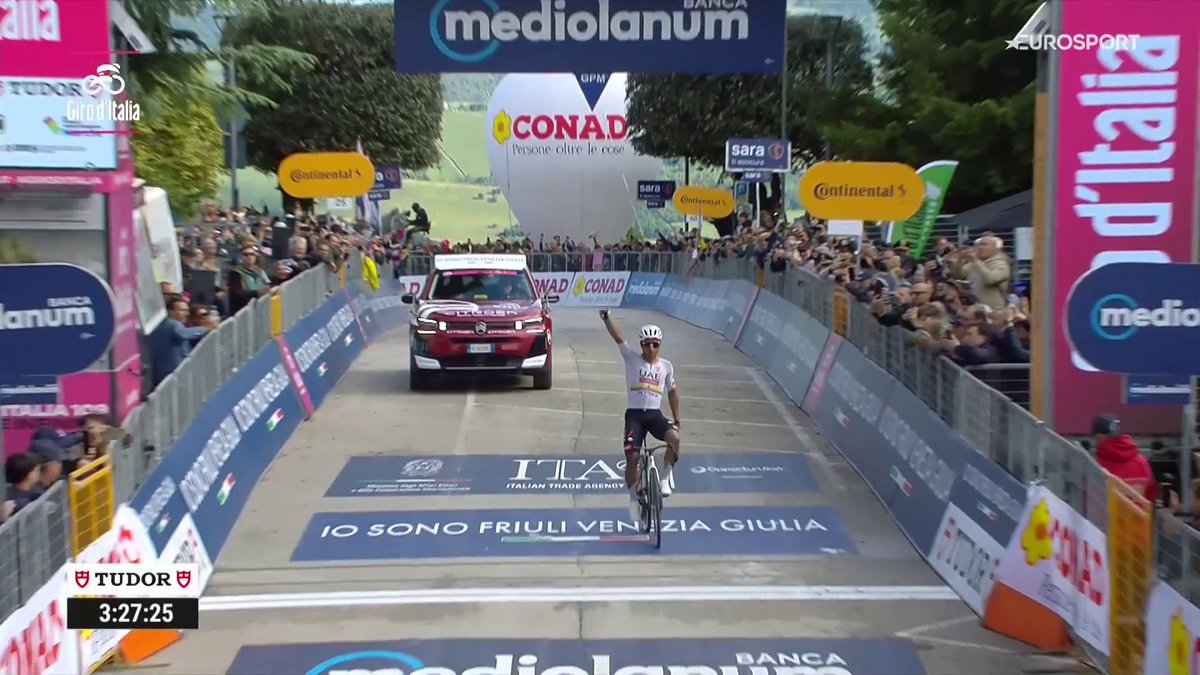 ❌ Se quedaron descabezados con el abandono de Adam Yates. Se fueron para casa Marc Soler y Jay Vine. Y les da completamente igual. La de Narváez es ya la tercera victoria en 8 días de #GiroDItalia para UAE.