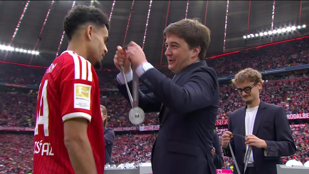 ¡CÓMO TE LUCE LA MEDALLA LUCHO DÍAZ! El colombiano fue protagonista en la campaña de título de Bayern Munich en la Bundesliga. Hizo 15 goles y dio 14 asistencias. ▶️ Mira la 🇩🇪 #Bundesliga en el Plan Premium de #DisneyPlus