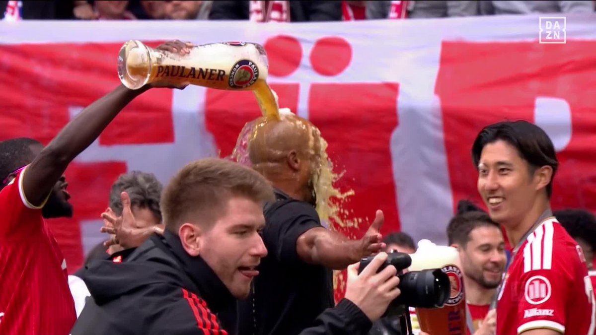 ビールかけで歴史的記録での優勝を祝うバイエルン🇩🇪🔥 伊藤洋輝はグラスを手に獲物を探す🍺 🎥DAZN Japan