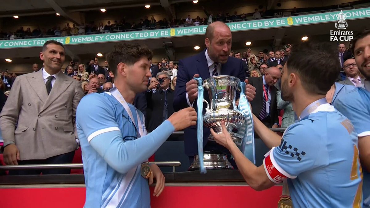 Celebrations at Wembley Stadium 🩵 Manchester City lift the #EmiratesFACup trophy 🏆