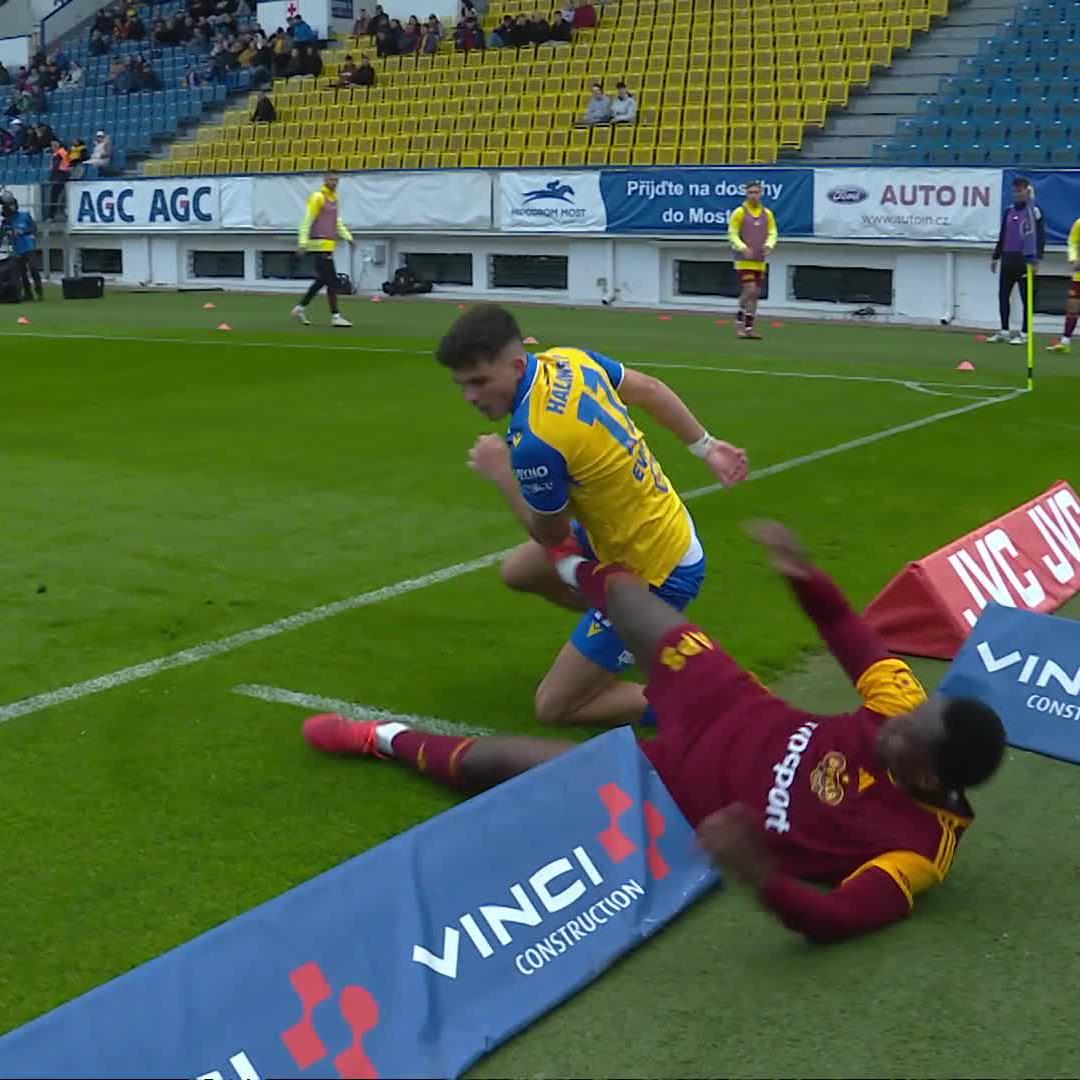 V zápase, ve kterém by se Dukla při výhře s jistotou vyhnula přímému sestupu, se Kevin-Prince Milla za stavu 0:0 nechal vyloučit za tenhle zkrat.😂🤦‍♂️
