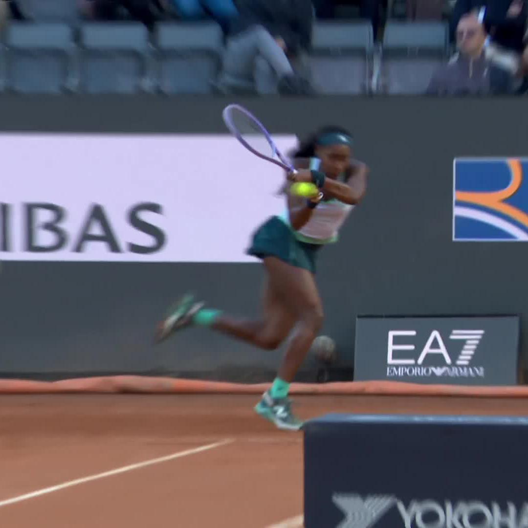 A total backhand beauty 😍 Coco Gauff gets our BetMGM 🦁 shot of the day ✨ #IBI26