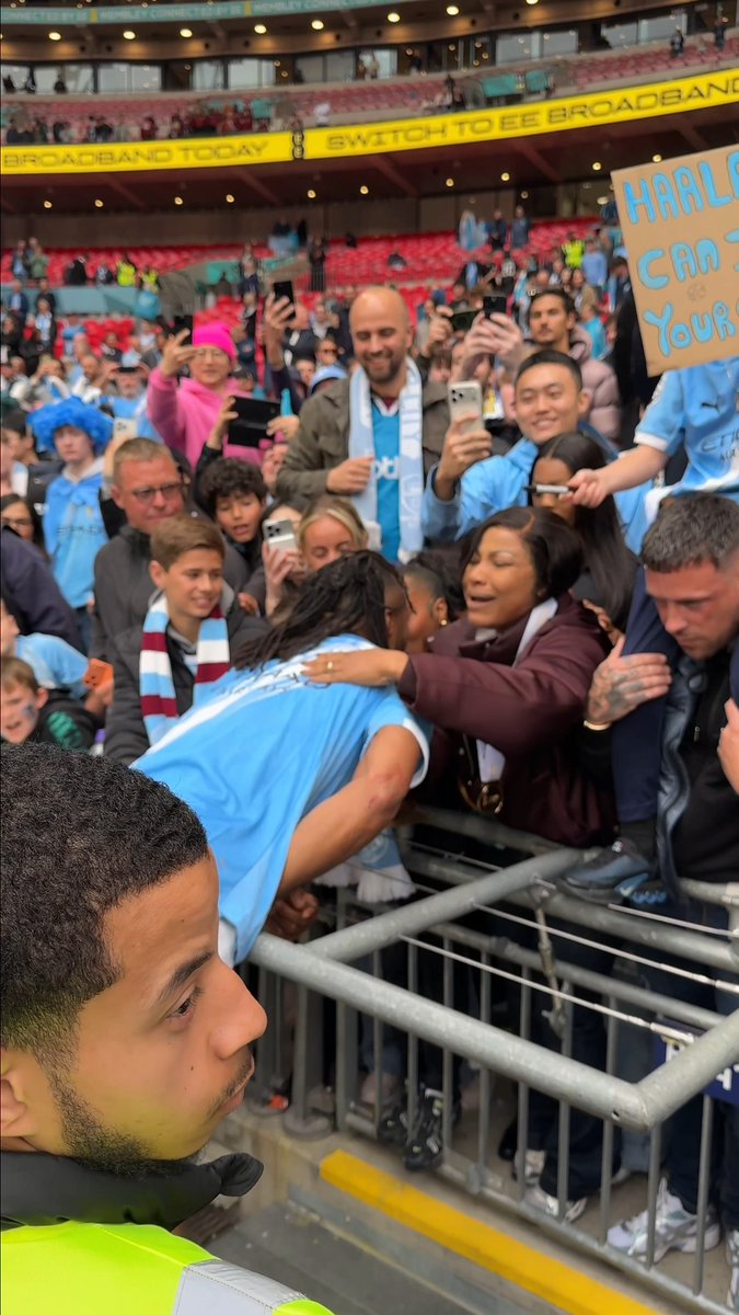 A touching moment for Antoine Semenyo after winning the FA Cup 🥹