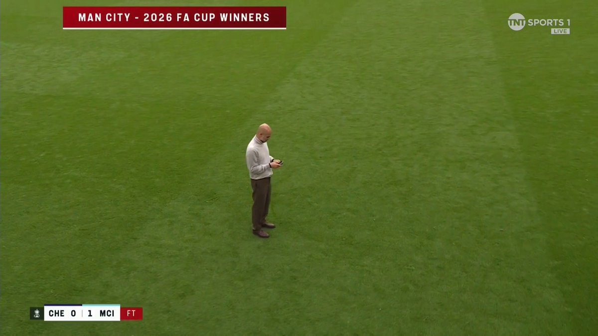 Guardiola leaving the interview as soon as Laura Woods asked about his future 🤣🤣