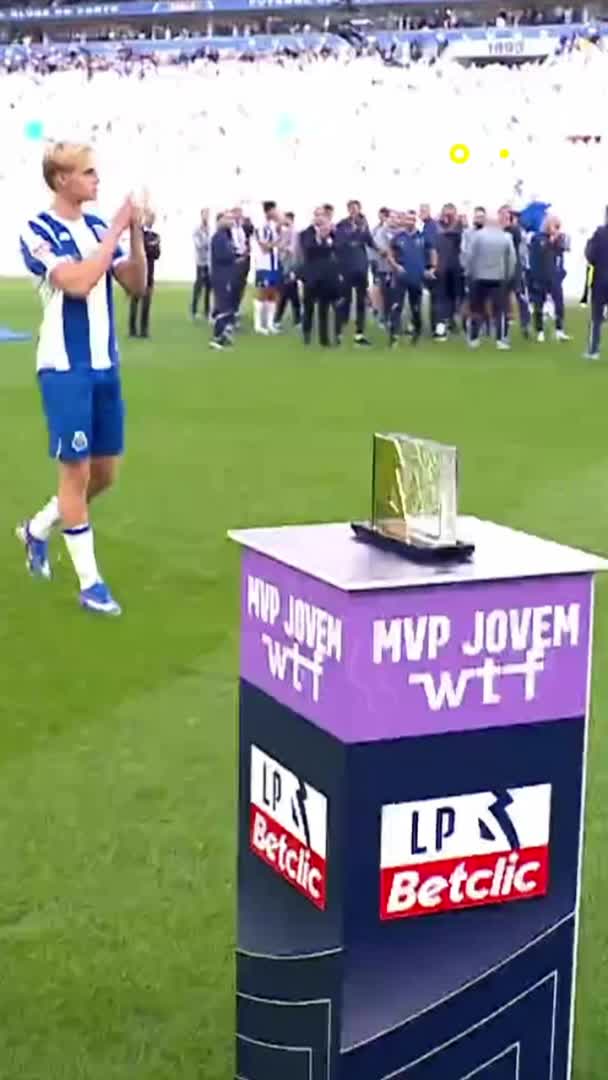 🚨 À 20 ans et pour sa première saison au Portugal 🇵🇹 avec Porto, Victor FROHOLDT 🇩🇰 est élu MEILLEUR JEUNE et MEILLEUR JOUEUR du championnat portugais ! 🎖️💎