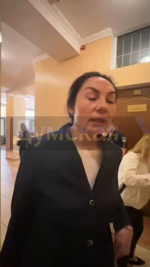 ‼️До СІЗО відправили 17-річного хлопця, який мав сутичку з поліцією під час мобілізації в Одесі, — Думская Неповнолітній українець може вийти під заставу в розмірі 66,5 тисяч грн, але йому світить до 7 років тюрми. Нагадую Олександр пошкодив поліцейський автомобіль під час сутички в Одесі. Він розбив ланцюгом скло авто. При цьому, в ЗМІ також писали, що він нібито заступився за дівчину, яку задули газом.