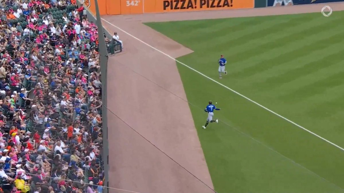 WOW 🤯 Kazuma Okamoto bobbled the overhead basket catch and snagged it with his bare hand for a wild putout 😮