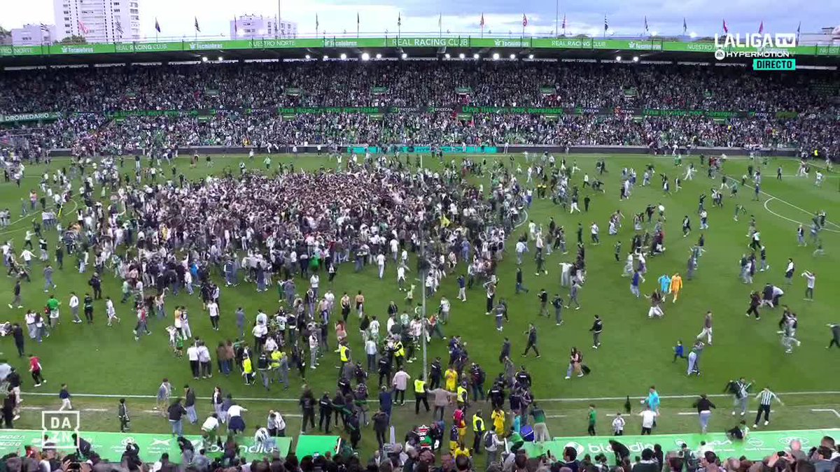 LOCURA ABSOLUTA CON INVASIÓN DE CAMPO. 14 AÑOS DESPUÉS... EL REAL CLUB RACING DE SANTANDER ES DE PRIMERA 🥹💚 Una club que nunca dejó de creer, una afición nunca dejó de animar y una ciudad siempre soñó en volver 😍 #LALIGAenDAZN ⚽️