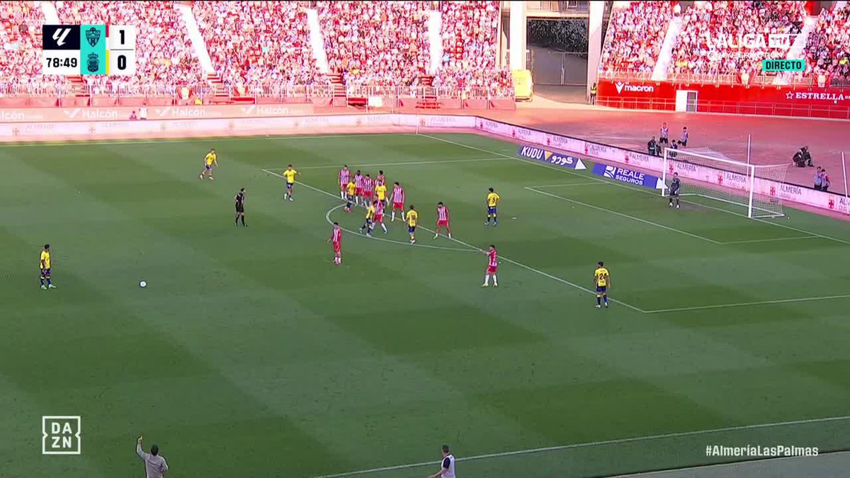 Victoria y remontada de la UD Las Palmas con este GOLAZO de Enrique Clemente 🤯🔥 Empata el partido con este misil y después aparece Pejiño para dar una victoria que mantiene a los canarios en play-off y deja al UD Almería fuera del ascenso directo ⚔️📈 #LALIGAHYPERMOTION