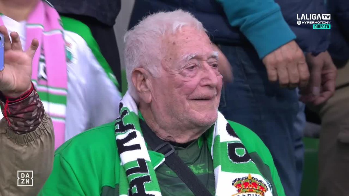 ESA MIRADA. TODA UNA VIDA VIENDO AL REAL RACING DE SANTANDER 🥹 No podía haber una frase mejor que "ESTO ES DE ELLOS" para definir algo así 💚🤍 #LALIGAenDAZN ⚽️