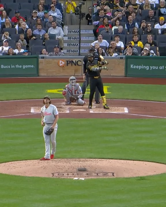 Yohan Ramírez atrapó el HR de Ozuna con un cono en el bullpen de los Piratas 🤣🏴☠️.