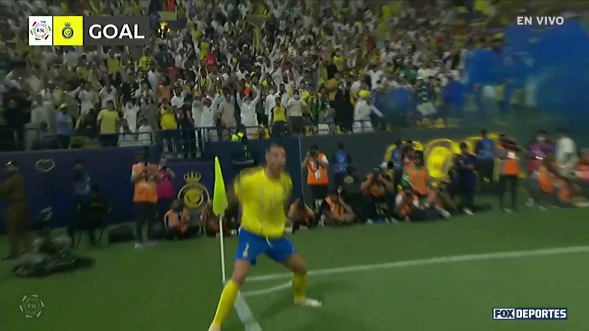 Recordáis que para que Cristiano pudiera marcar su primer gol en Arabia le tiraron una bomba de humo al portero? Jajajajja