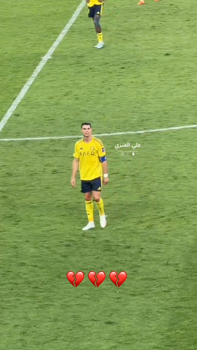 IMÁGENES SENSIBLES PARA LOS FANS DE CRISTIANO RONALDO 😔 💔 Así dejó el campo tras perder otra final con el Al Nassr, el portugués no se quedó a la premiación* Vía: X / Ali_alabdallh