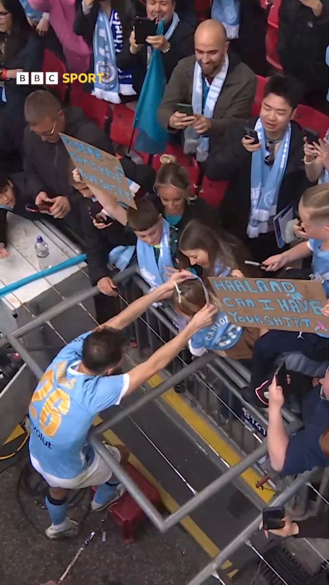 Bernardo Silva putting his FA Cup medal around his daughter's neck ❤️🥹