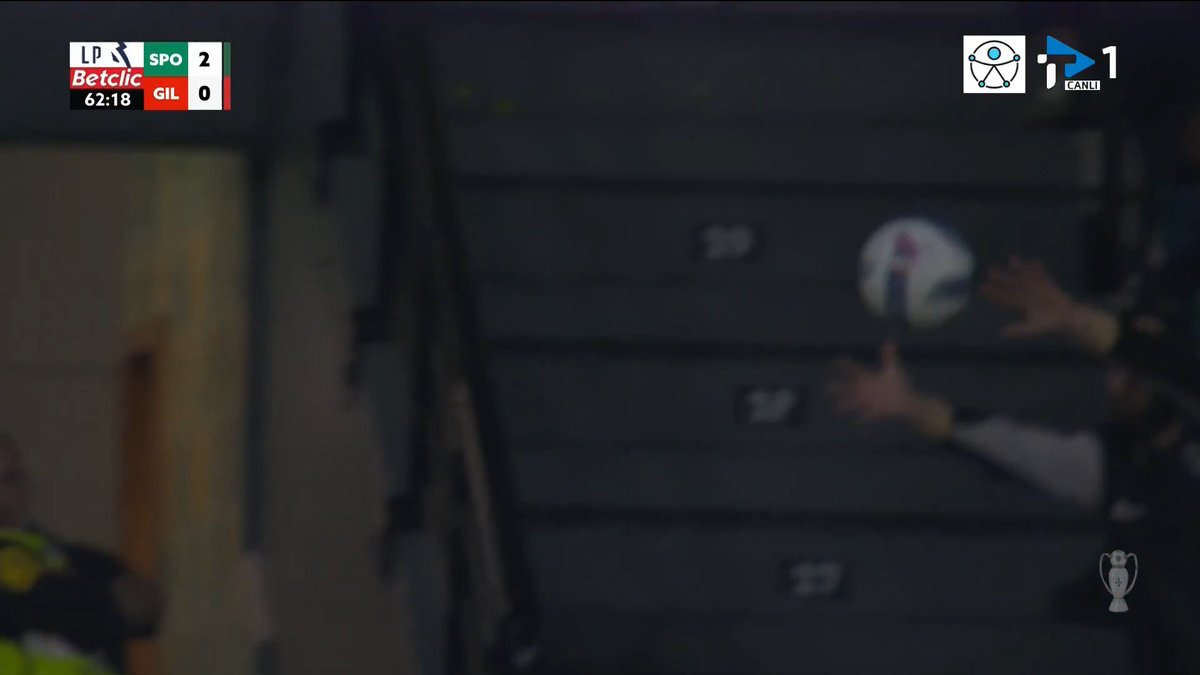 Bir Sporting taraftarı auta atılan serbest vuruşa kaleci gibi uzandı😄