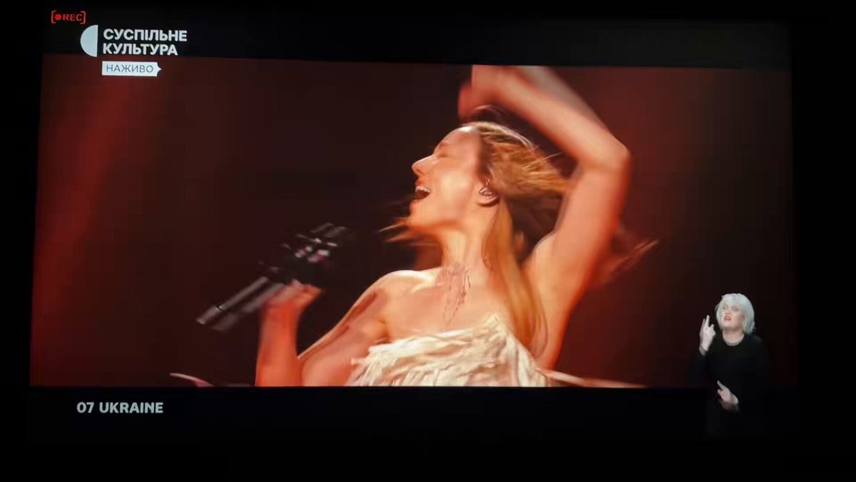 Ukraine’s Leléka closes her Eurovision set with a trident and “Slava Ukraini” from the stage 💙💛