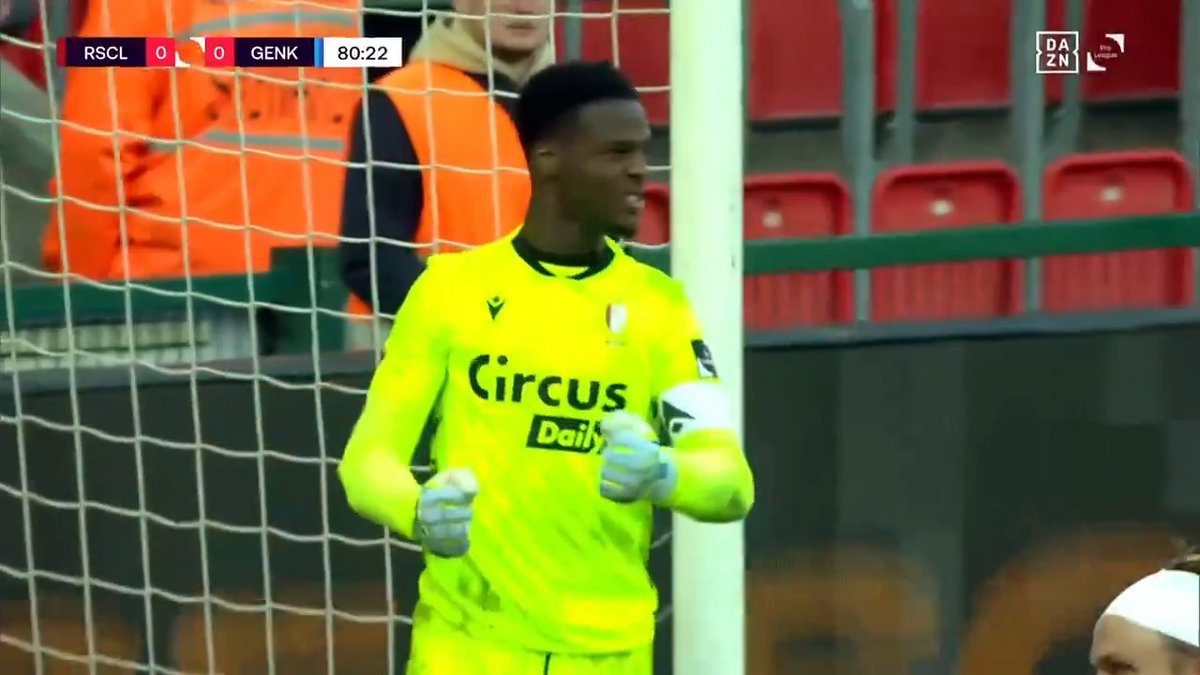 ⚽️🇨🇩🇧🇪 Pro League : 8e clean sheet de la saison en championnat pour Matthieu Epolo, 2 dans ces playoffs. Le capitaine du Standard a réalisé 4 arrêts contre Gen, notamment celui-ci qui est juste exceptionnel. Quel détente sur un ballon contré ! 🥵