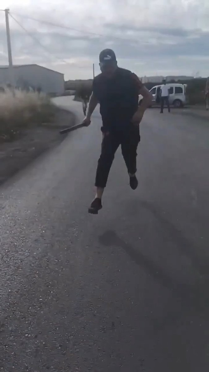 حدث في وهران🇩🇿 .. بعدما أتموا له العمل وطالبوا بأجرتهم جرى من ورائهم بسكين كبيرة.