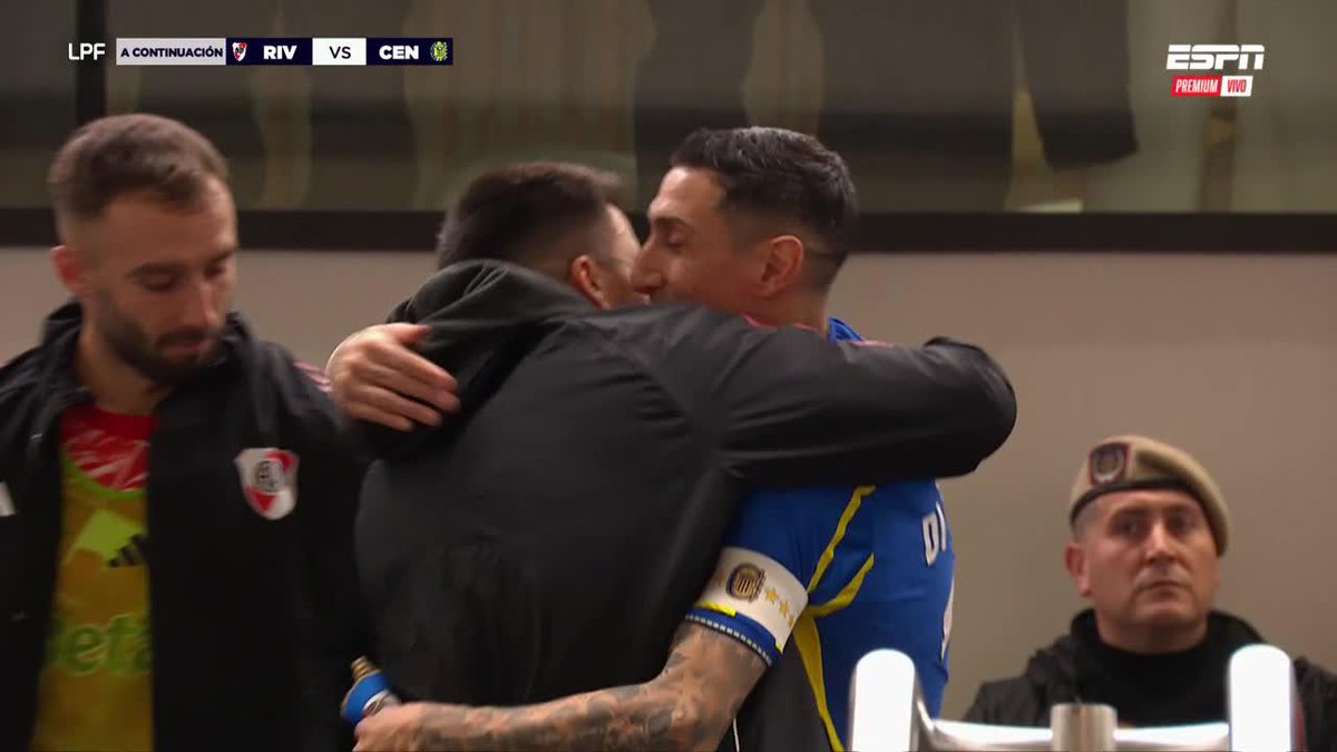 ¡REENCUENTRO DE CAMPEONES DEL MUNDO! Fideo Di María, Germán Pezzella y el Huevo Acuña se saludaron con mucho cariño antes del duelo entre River y Rosario Central por las semifinales. ▶️ ESPN Premium | Suscribite al Pack Fútbol | #TorneoApertura 🇦🇷