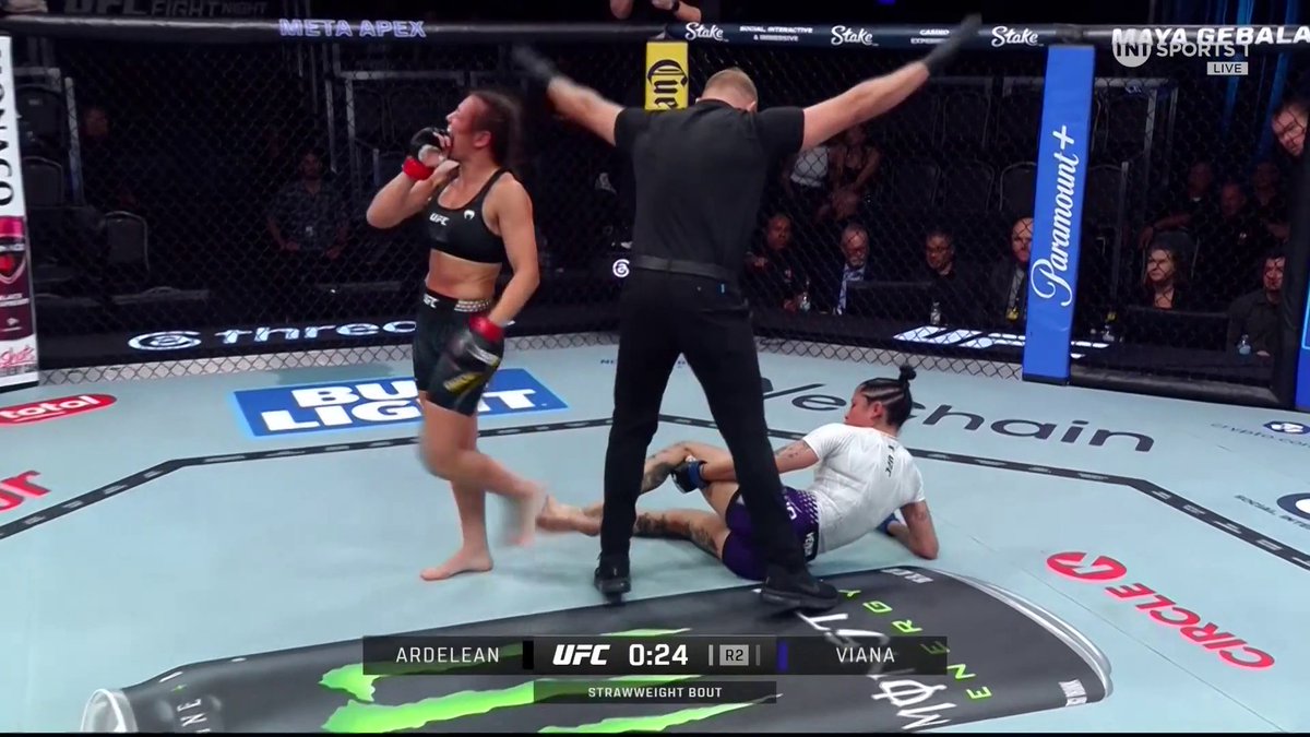 A UFC FIRST! 👏 Alice Ardelean just submitted Polyana Viana with a CAPSULE LOCK! #UFCVegas117 | Stream TNT Sports on HBO Max