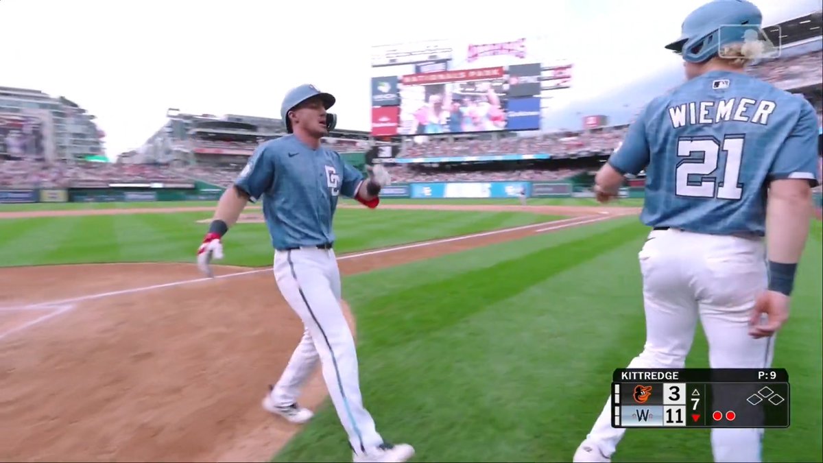 Donโt look now but the Nats are DOGWALKING the Orioles