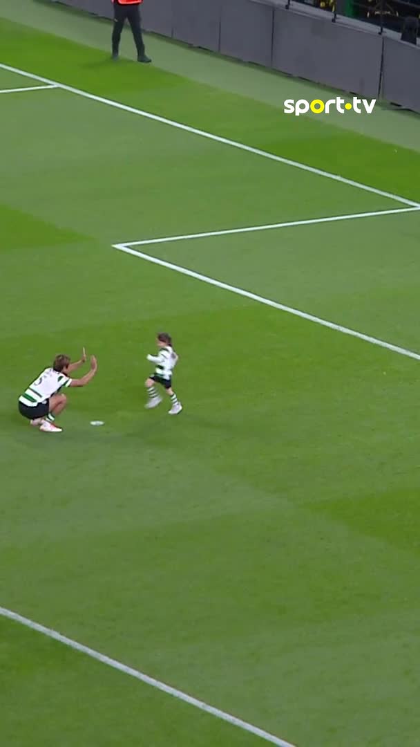 Morita e a sua família a pisarem o relvado de Alvalade uma última vez 🥹 #sporttvportugal #LIGAnaSPORTTV #LigaPortugalBetclic #SportingCP #GilVicenteFC