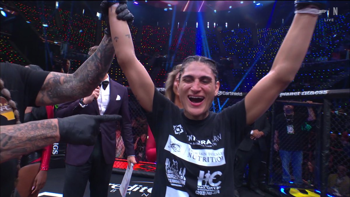 Aline Pereira gets the split decision win ๐