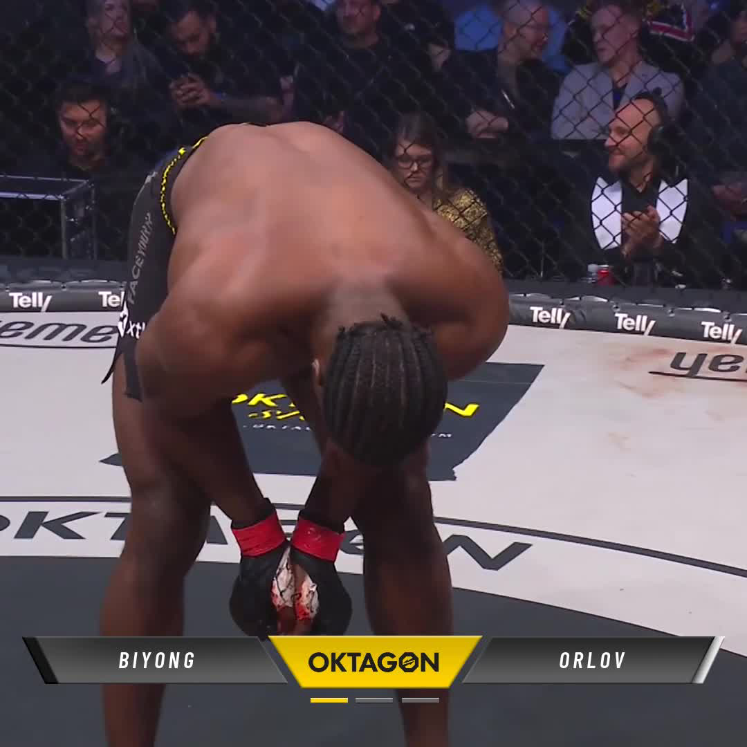 🔴 Simon Biyong envoie l'ukrainien Yevhenii Orlov au tapis chez les poids lourds lors de l'Oktagon 88. 🇨🇲🥊 🎥 OKTAGON