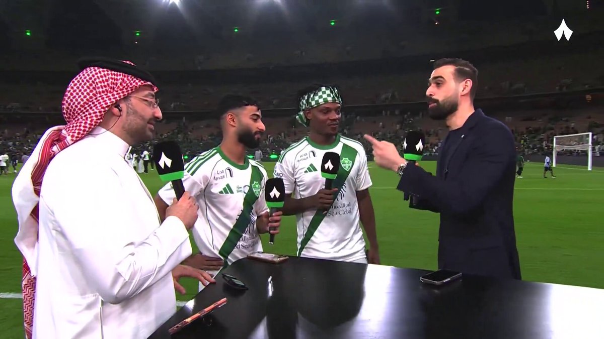لازم ناخذ من صالح أبو الشامات الإجابة الفنية الواضحة عن مركزه المفضل و المساحة إلي يحب يتواجد فيها ليبدع أكثر هل يحب يتواجد بالطرف أم بالعمق ؟ ( و بنهاية الفيديو أكيد لازم أستغل الفرصة 👀❤️ )