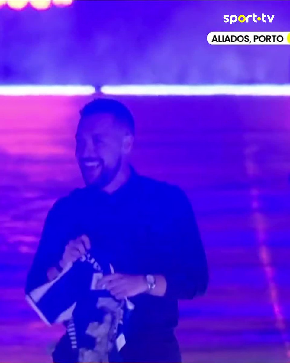 “Dá-me o Bi, Mister Farioli” cantam os Aliados 🎤 #sporttvportugal #LigaPortugalBetclic #FCPorto